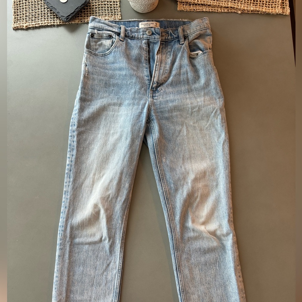 Abercrombie light wash 90s straight leg